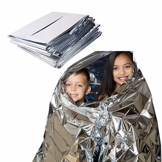 La manta termal reflexiva al aire libre de la emergencia, mantiene el calor fuera para acampar de los primeros auxilios